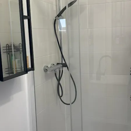 Golda Balcony, Parking, Near & Train Apartman