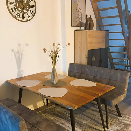 Golda Balcony, Parking, Near & Train Daire *
