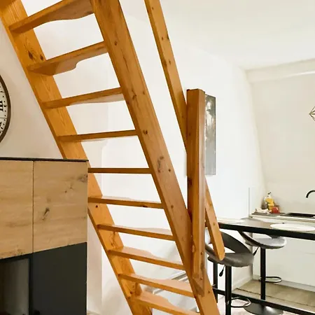 Golda Balcony, Parking, Near & Train *